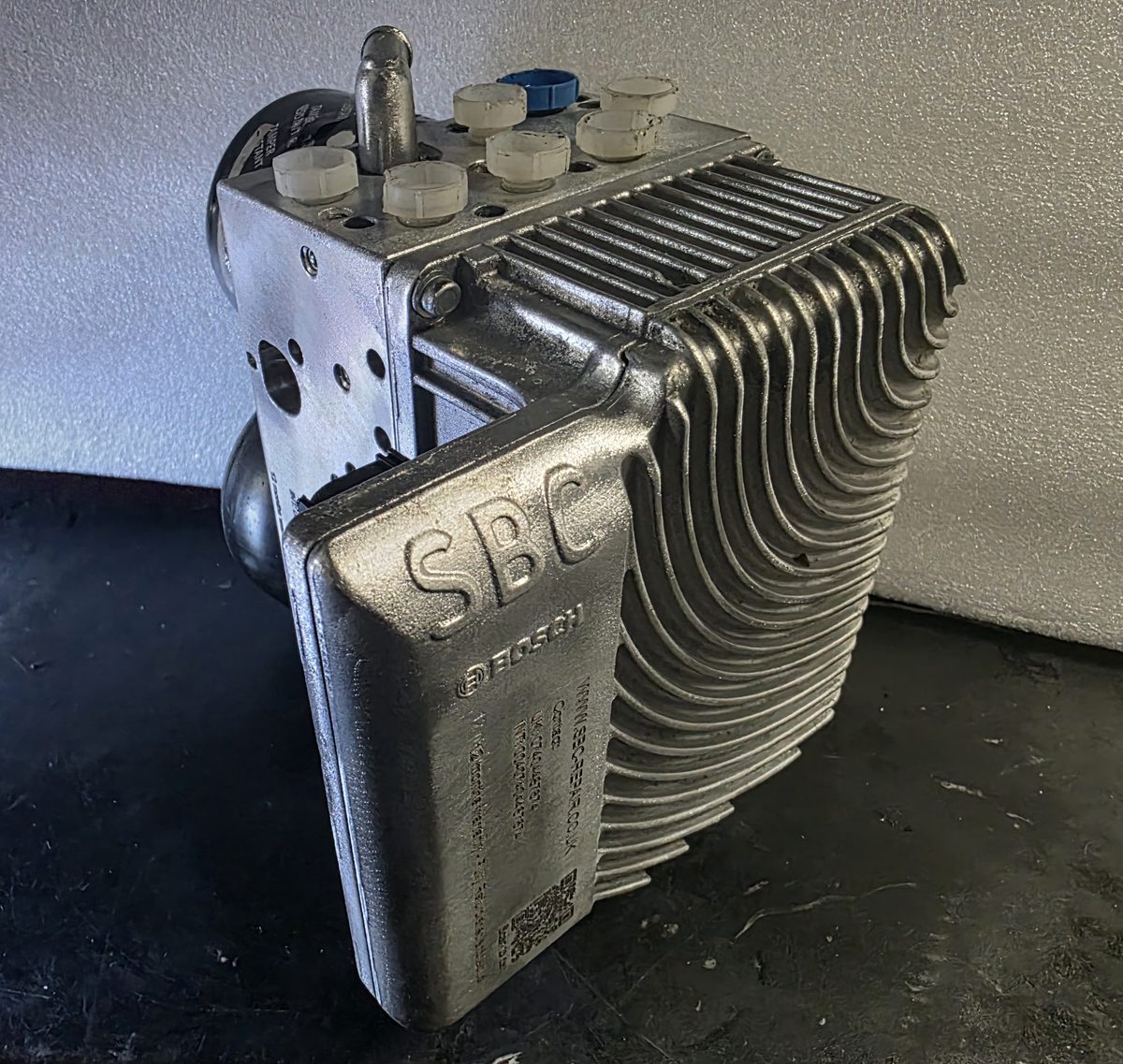 Rebuilt Mercedes SBC pump 0265960019 — SBC cover with sbc-repair.com laser engraving